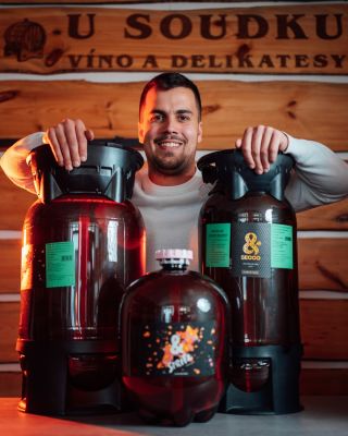 👆 Tohle je Erik, zakladatel e-shopu Načepujsi.cz. V dobrém pití se vyzná, vlastní totiž i vinotéku U Soudku v Poličce. 🏪...